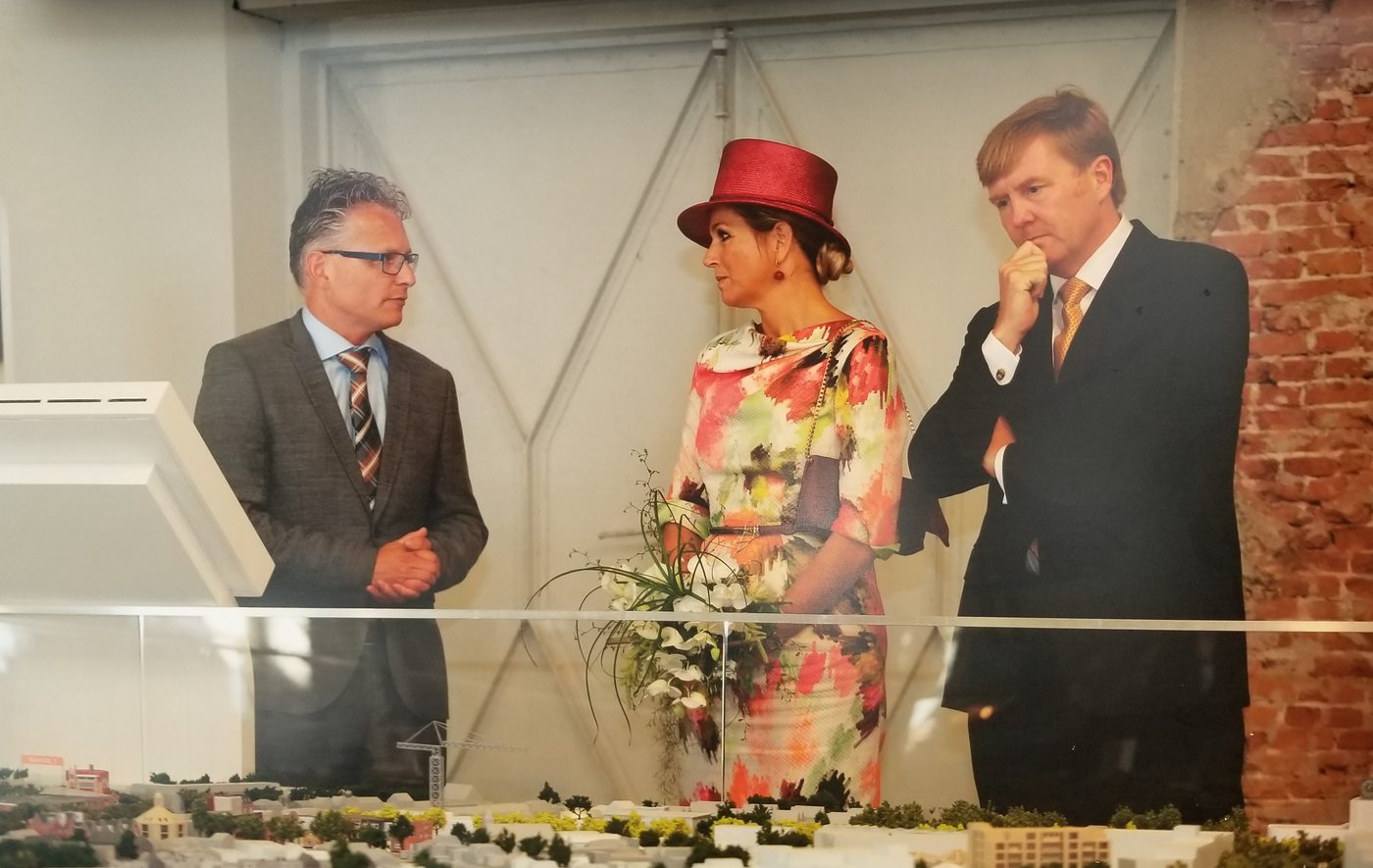 King Willem-Alexander and Queen Máxima of the Netherlands viewing an AMOD model