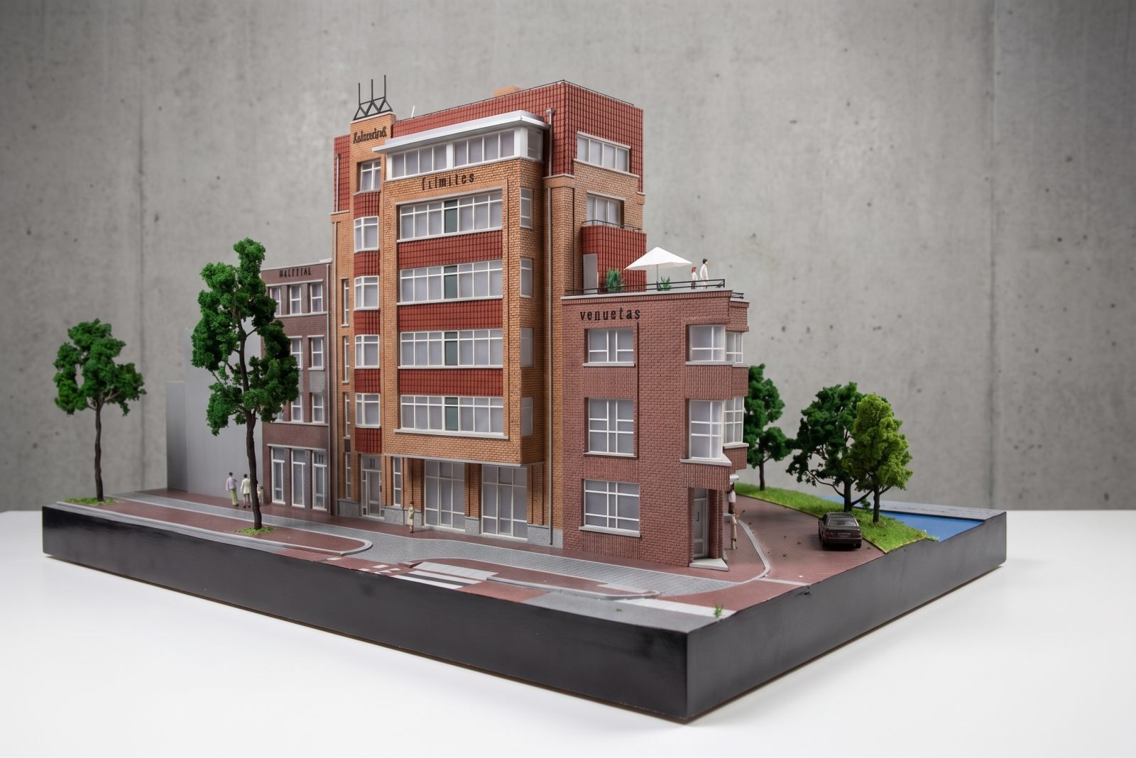 Keizersbrug 1:75 scale model, street corner view of brick residential facades, roof terrace and pedestrian base with trees